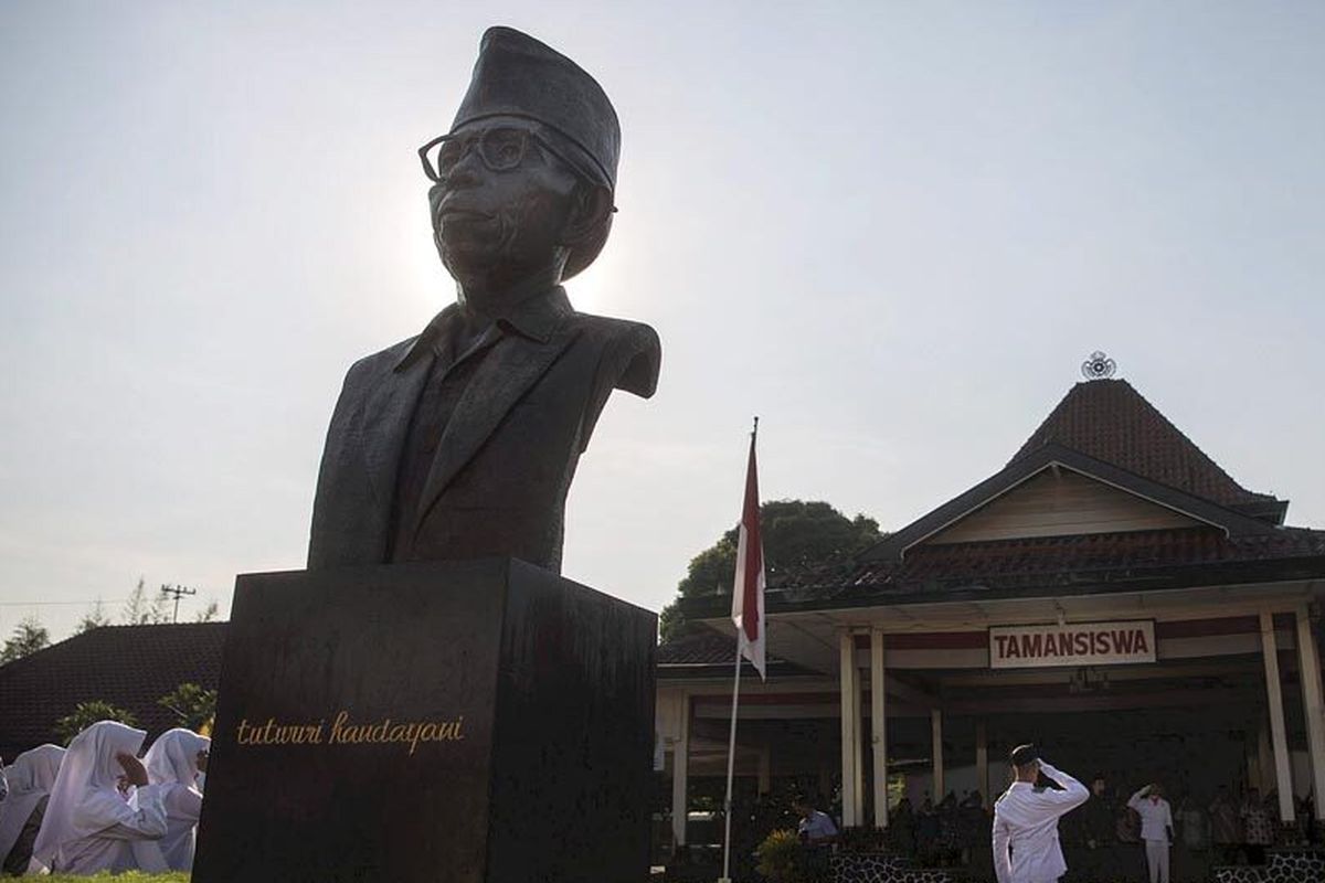 Suasana upacara Hari Pendidikan Nasional (Hardiknas) di Perguruan Taman Siswa, Yogyakarta (2/5/2018). 