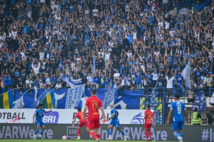 Atmosfer laga Persib Bandung vs Persija Jakarta dalam pertandingan pekan keenam Liga 1 2024-2025, Senin (23/9/2024) di Stadion Si Jalak Harupat, Soreang, Kabupaten Bandung. 