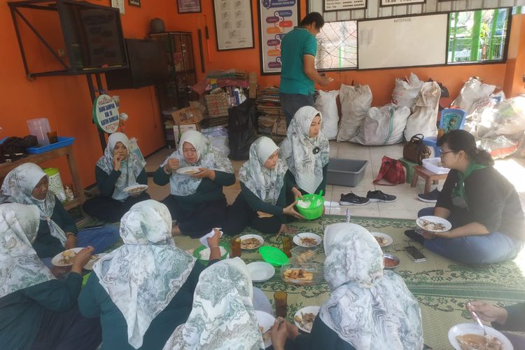Aktivitas di Unit Bank Sampah Katon Sumulak Kelurahan Kadipiro, Kecamatan Banjarsari, Kota Solo
