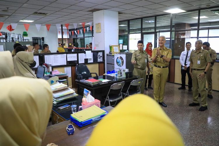 Gubernur Jawa Tengah Ganjar Pranowo berpamitan keliling kantor di lingkup Pemprov Jawa Tengah, Jalan Pahlawan, Semarang, Senin (4/9/2023).