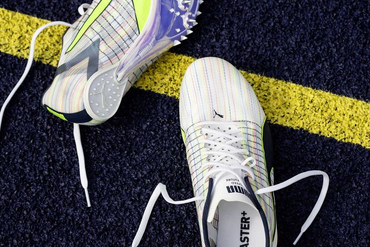 Sepatu kolaborasi Puma x Mercedes AMG Petronas F1