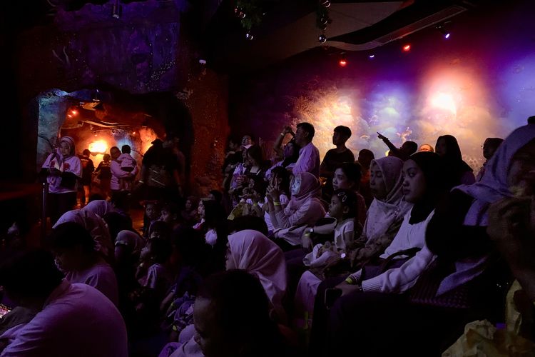 Pengunjung menikmati Show Mermaid dan Santa Underwater BXSea di area Raja Ampat BXSea, Sabtu (27/12/2025).