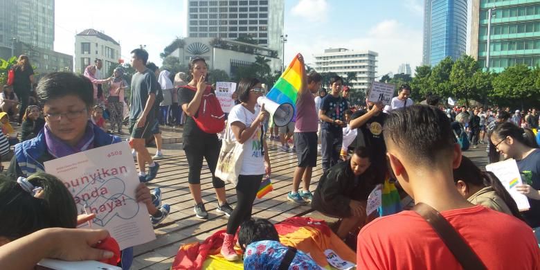 Komunitas Lesbian, Gay, Biseksual, dan Transgender (LGBT) mengikuti aksi
solidaritas untuk YY, remaja yang meninggal setelah diperkosa dan dibunuh
oleh 14 pemuda di Bengkulu. Aksi dilakukan di kawasan Hari Bebas Kendaraan
Bermotor (HBKB), Bunderan HI, Jakarta Pusat, Minggu (15/5/2016).
