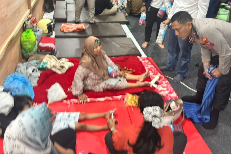 Kapolresta Banyuwangi Kombes Pol Rama Samtama Putra menyalurkan bantuan selimut dan matras untuk korban KMP Tunu Pratama Jaya. 