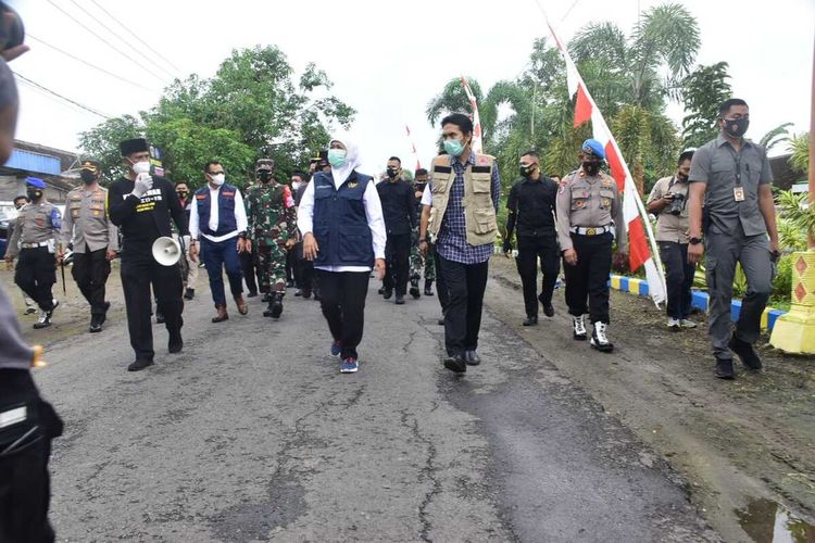 Gubernur Jawa Timur, Khofifah Indar Parawansa didampingi Bupati Madiun, Ahmad Dawami mengunjungi kampung tangguh semeru (KTS) di Desa Ngale, Kecamatan Pilangkenceng, Kabupaten Madiun, Minggu (7/2/2021).
