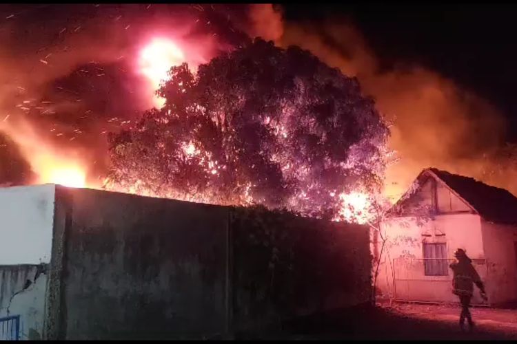 Gudang rosok plastik milik Supriyono, warga Desa Sidorejo, Kecamatan Wungu, Kabupaten Madiun, Jawa Timur ludes terbakar dilalap api, Kamis (20/7/2023) malam.