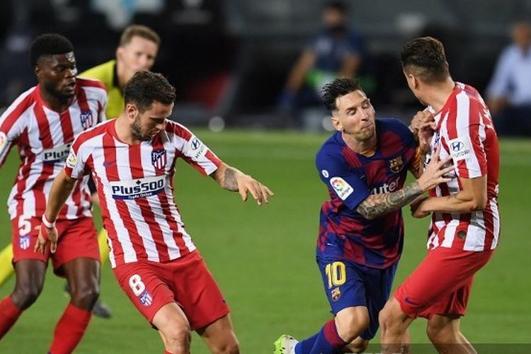 Lionel Messi dihadang oleh Saul Niguez dan Jose Maria Gimenez dalam laga Barcelona vs Atletico Madrid pada pekan ke-33 Liga Spanyol 2019-2020 di Stadion Camp Nou, Rabu (1/7/2020) dini hari WIB. 