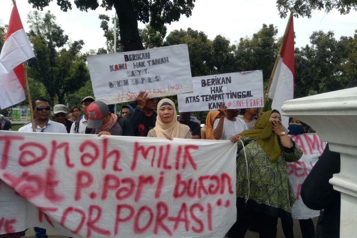 Warga Pulau Pari demo di Balai Kota DKI Jakarta, Senin (26/3/2018).