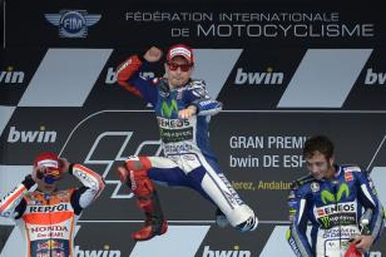 Pebalap Movistar Yamaha asal Spanyol, Jorge Lorenzo (tengah), merayakan kemenangan GP Spanyol di atas podium Sirkuit Jerez, Minggu (3/5/2015). Pebalap Repsol Honda asal Spanyol, Marc Marquez (kiri), finis kedua, sementara pebalap Movistar Yamaha asal Italia, Valentino Rossi, finis ketiga.