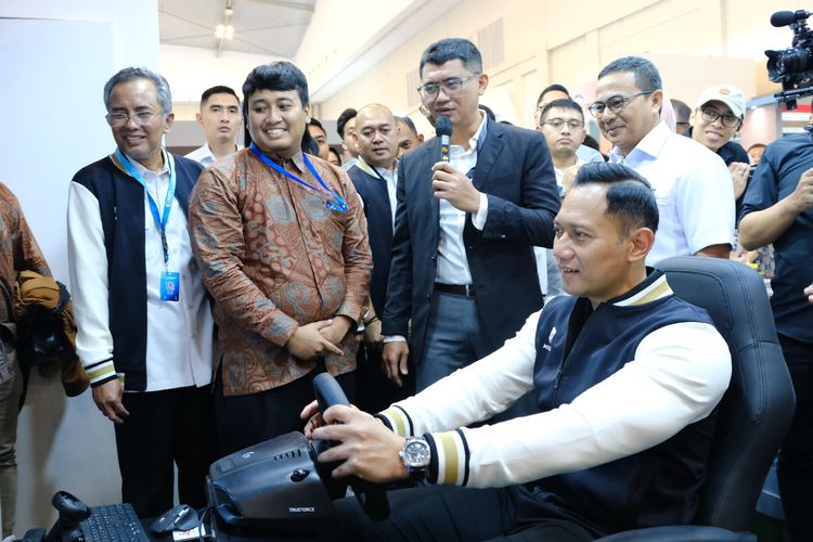 Menko Bidang Infrastruktur dan Pembangunan Kewilayahan Agus Harimurti Yudhoyono terlihat tengah mencoba drive simulator Waskita Karya dalam acara Pameran Konstruksi Indonesia di ICE BSD, Tangerang Selatan, Rabu (6/11/2024). 
