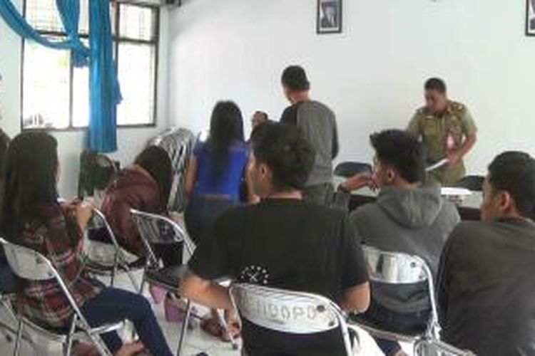 Sejumlah pasangan bukan suami istri yang kedapatan di dalam kamar kos saat berada di Kantor Satpol PP Kota Tegal, Selasa (14/10/2014).