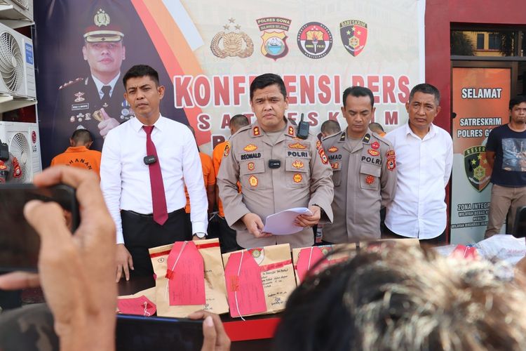 Aparat kepolisian Polres Gowa, Sulawesi Selatan menggelar press rilis kasus pembunuhan yang melibatkan belasan pria akibat korban dituduh telah melakukan perbuatan asusila. Senin, (13/3/2023).
