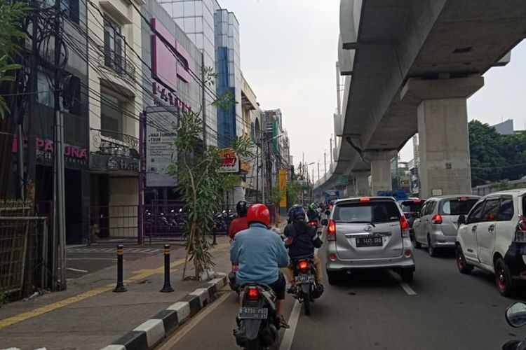 para pengendara motor memasuki jalur sepeda di kawasan Fatmawati, Jakarta Selatan, Kamis (28/11/2019)