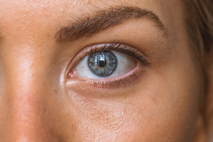 Ketika usia semakin tua, Anda bisa mengalami berbagai masalah mata. Hal ini bisa dicegah dengan beberapa cara, termasuk menjaga tekanan darah.