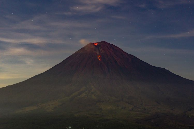 Lava pijar yang keluar dari kawah Gunung Semeru, dilihat dari Simbar Semeru, Lumajang, Jawa Timur.