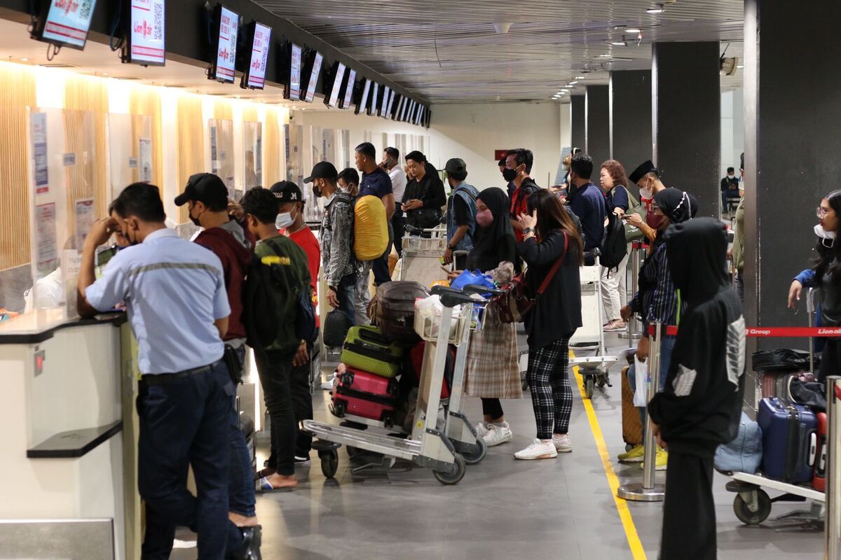 Sejumlah penumpang memadati Bandar Udara Internasional Juanda, Sidoarjo, Jawa Timur.