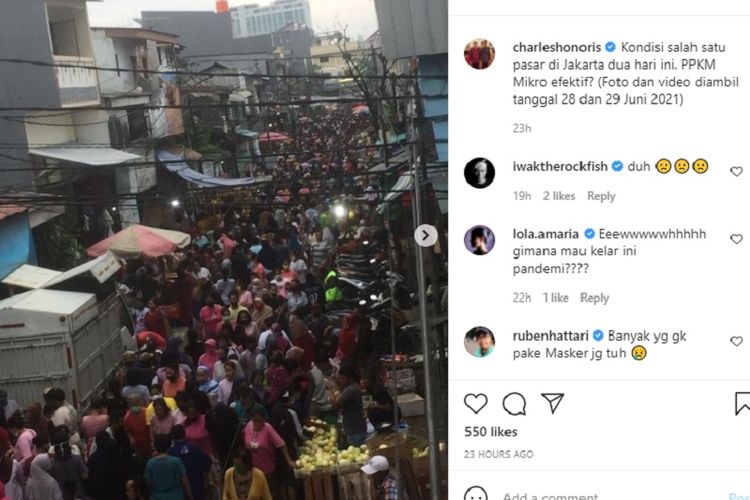 Sebuah foto yang menampilkan warga berkerumun di Pasar Pademangan, Jakarta Utara pada Selasa (29/6/2021).