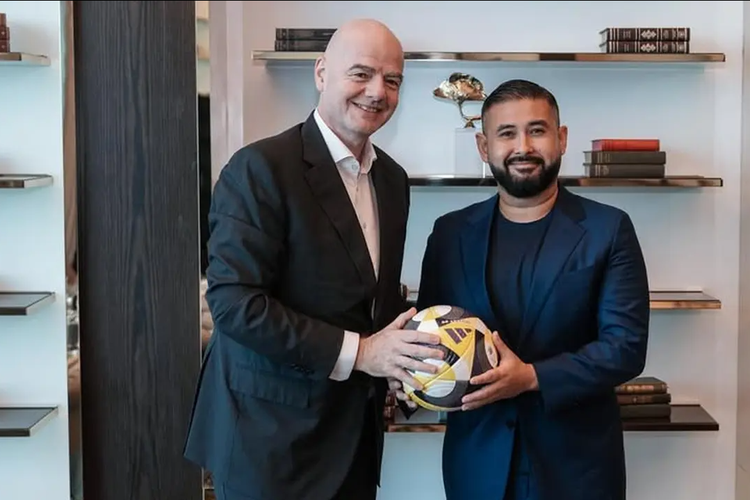 Putra Mahkota Johor (TMJ), Tunku Ismail Sultan Ibrahim, berpose dengan Presiden FIFA, Gianni Infantino, pada suatu pertemuan di DOha, Qatar, pada Desember 2024.