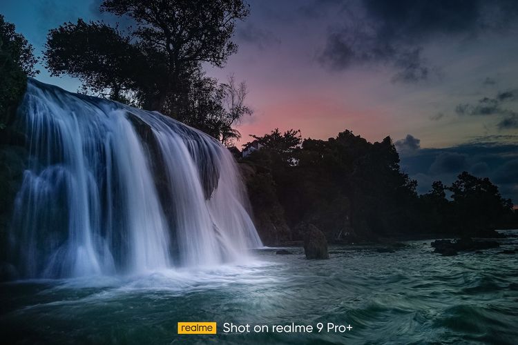 Keindahan Air Terjun Toroan, Madura, yang diabadikan melalui ponsel realme 9 Pro+. 