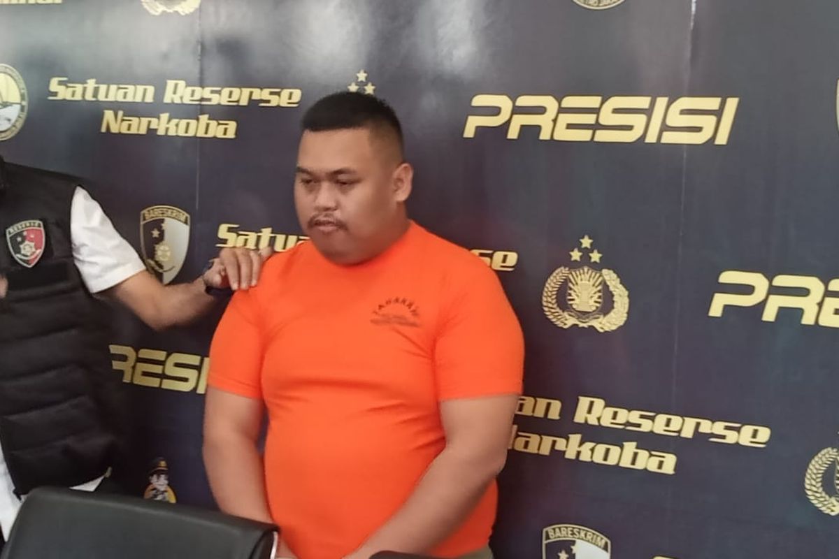 Selebgram Ajudan Pribadi hadir dalam konferensi pers di Mapolres Metro Jakarta Barat, Rabu (15/3/2023). 