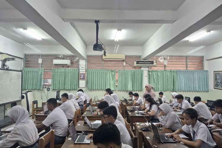 Pelaksanaan TKA di SMAN 78 Jakarta, Senin (3/11/2025).
