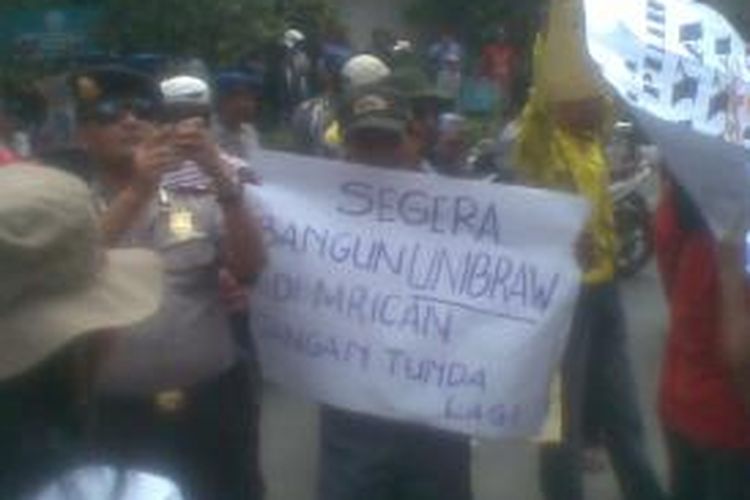 Salah satu suasana warga Kelurahan Mrican, Kecamatan Mojoroto, Kota Kediri, Jawa Timur, saat berunjukrasa di depan gedung DPRD setempat guna meminta pembangunan Kampus Unibraw, Senin (9/12/2013).
