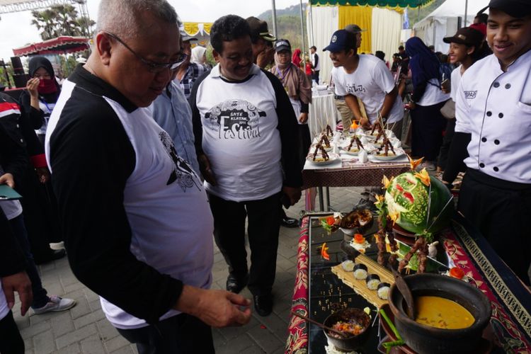 Bupati Bantul, Suharsono saat Mencoba Sate Klatak di Festival Sate Klatak di Parangkusumo, Bantul, DI Yogyakarta, Minggu (18/11/2018).