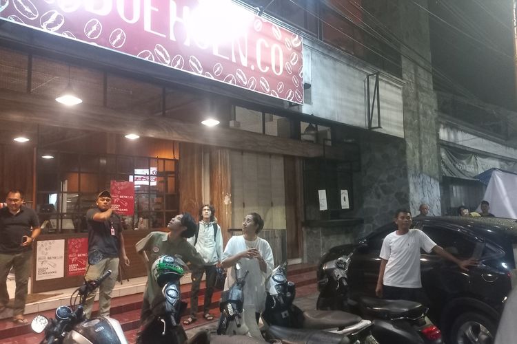 Pengunjung cafe kopi di Sumedang kota, Jabar berhamburan keluar ruangan saat terjadi gempa, Senin (1/1/2024) malam pukul 20.46 WIB. AAM AMINULLAH/KOMPAS.com