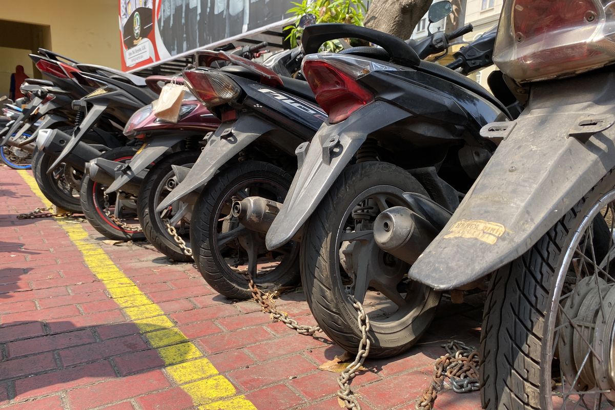 motor-motor pelanggar lalu lintas yang disita polisi. Tidak ada pelat nomor belakang