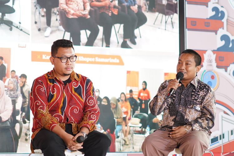 Pemiliki Kevas Official Kevin Naftali dan pemilik Toko Zahra 27 Achmad Latief saat acara peluncuran Gerakan Ekspor UMKM Shopee Serentak 10 Kota, di Jakarta, Rabu (26/7/2023).