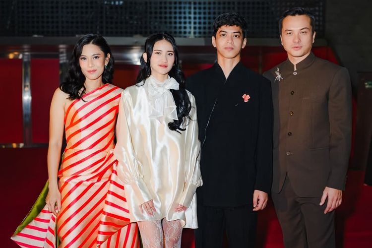 Dian Sastrowardoyo tampil memesona di BIFF 2025. Gaun stripes rancangan Sebastian Gunawan hingga reuni dengan Nicholas Saputra jadi sorotan.