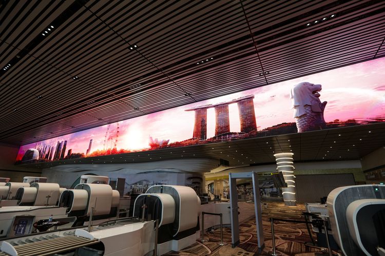 Layar sepanjang 70 meter yang ada di Terminal 4 Bandara Changi Singapura.