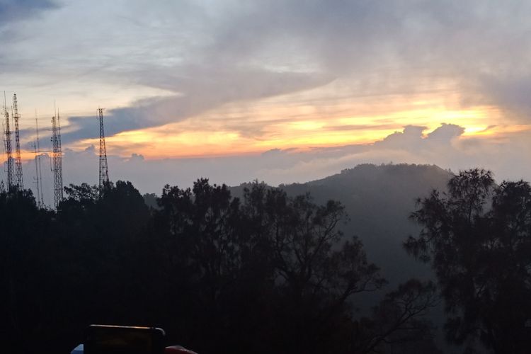 Momen matahari terbit di Kawasan Bromo Tengger, Puncak Pananjakan, di Desa Wonokitri, Kecamatan Tosari, Kabupaten Pasuruan, Jawa Timur, saat dini hari sebelum matahari terbit, Sabtu (21/4/2018).