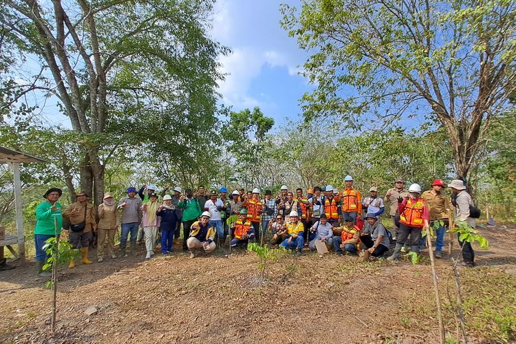 PTBA melakukan rehabilitasi DAS di dua lokasi di Muara Enim.