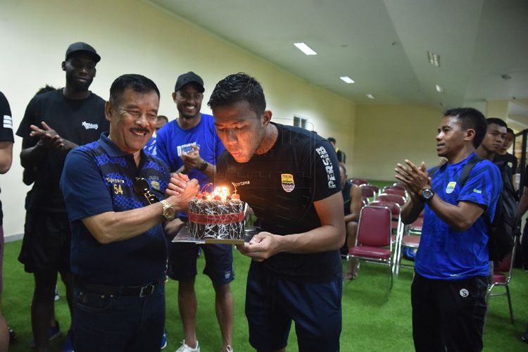 Komisaris PT Persib Bandung Bermartabat (PBB), Umuh Muchtar, ikut merayakan hari ulang tahun ke-26 kiper Persib Bandung Teja Paku Alam. 