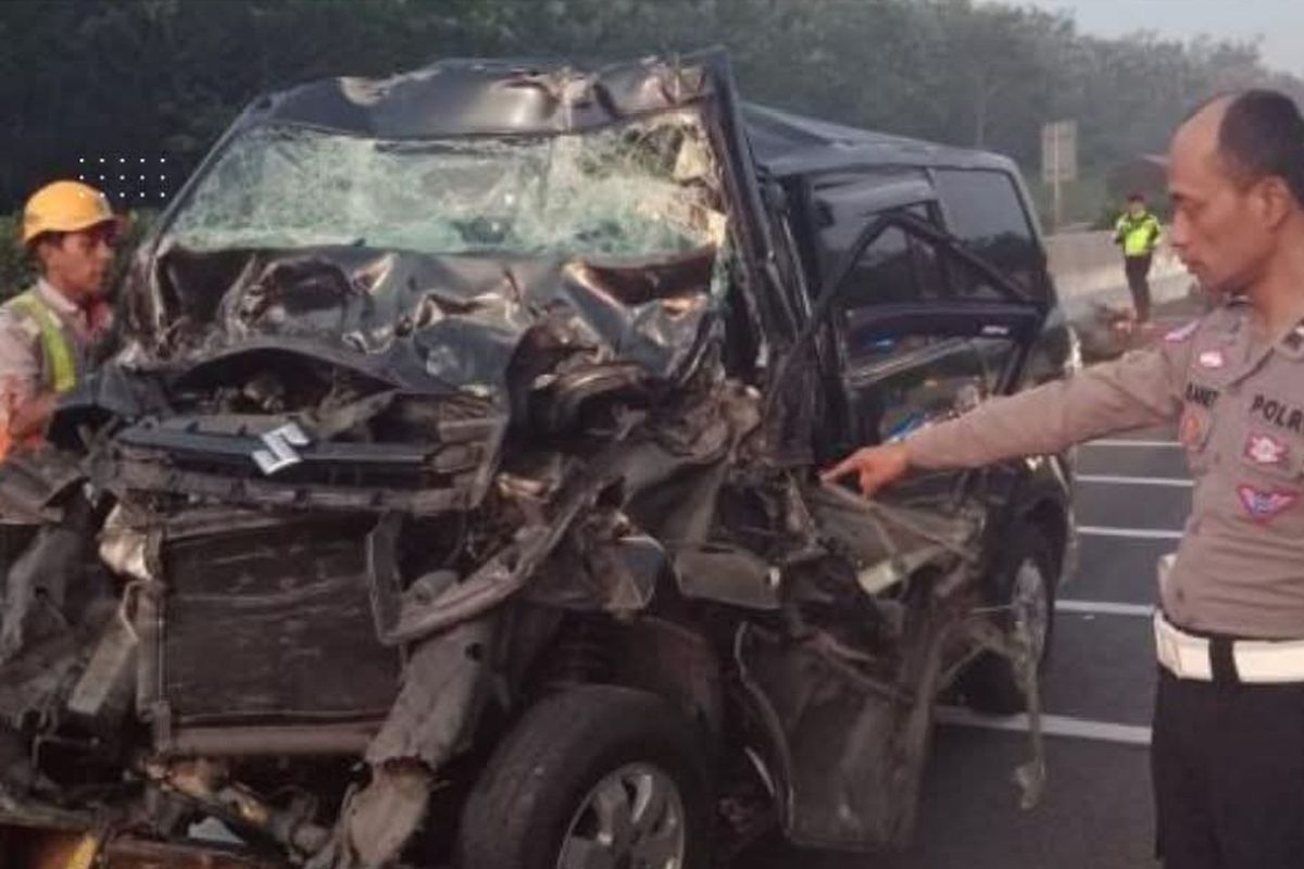 Suzuki APV Ringsek dalam Kecelakaan di Tol Cipali KM 93+700 Arah Jakarta Cirebon( FOTO : PJR Tol Cipali / Kompas.com)