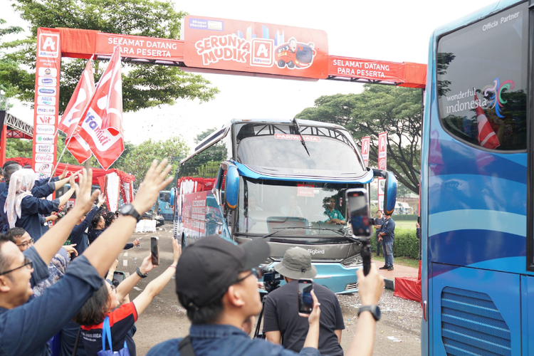 Pelepasan rombongan gelaran mudik gratis Alfamidi pada Jumat (5/4/2024). Alfamidi berangkatkan 1.500 pelanggan untuk merayakan Lebaran bersama keluarga. 