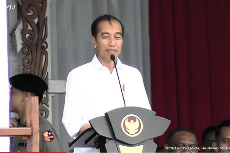 Presiden Joko Widodo menyampaikan sambutan di acara puncak Sail Teluk Cenderawasih (STC) 2023 di Biak Numfor, Papua, Kamis (23/11/2023). 
