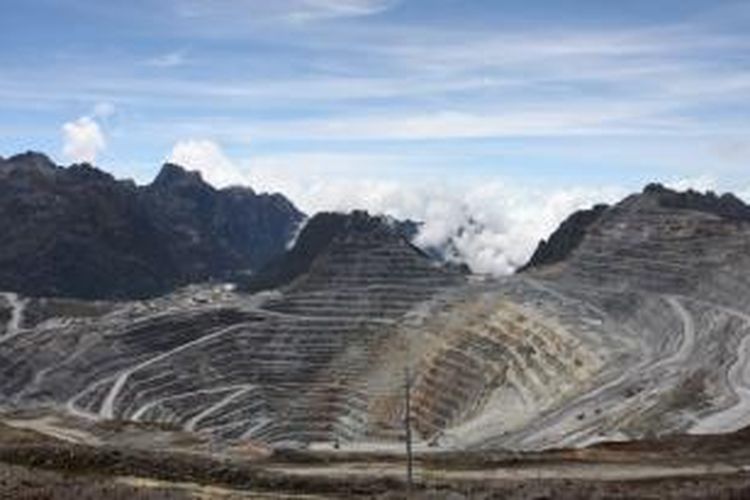 Areal tambang terbuka PT Freeport Indonesia di Grasberg, Timika, Papua, Kamis (24/11/2011). 