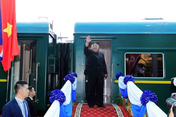 Pemimpin Korea Utara Kim Jong Un melambaikan tangan sebelum naik keretanya di stasiun kereta Dong Dang di Lang So, Vietnam, Sabtu (2/3/2019). (AFP/Kantor Berita Vietnam)