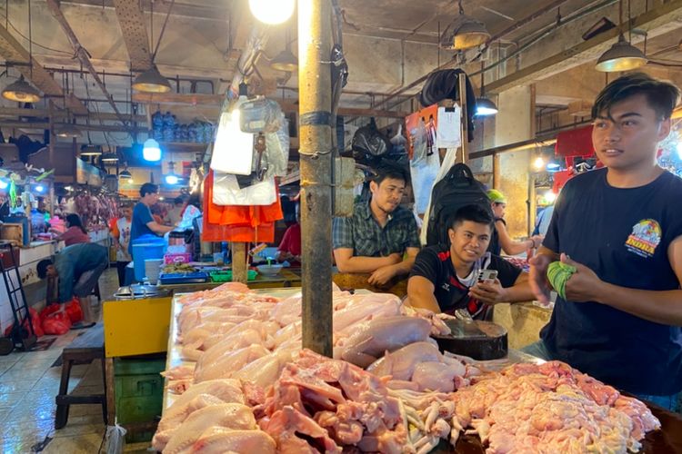 Chicken Seller in Pasar Senen Blok III, Central Jakarta, has experienced a price increase since last week.