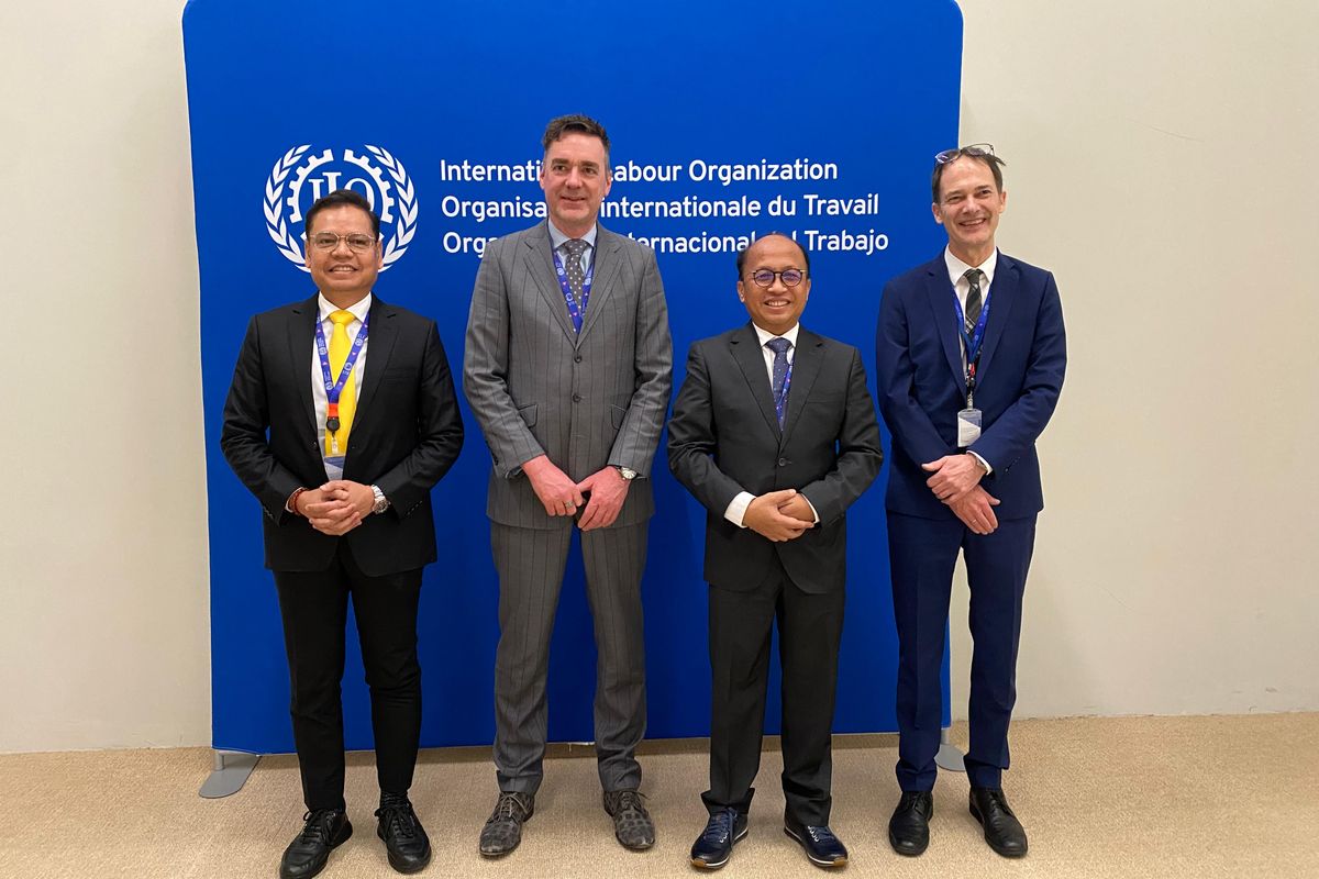 Sekjen Kemenaker Anwar Sanusi bertemu dengan Atase Sosial dan Ketenagakerjaan Belanda Roel Van de Ven di sela-sela Pertemuan Tingkat Tinggi International Labour Organization (ILO) di Jenewa, Swiss.