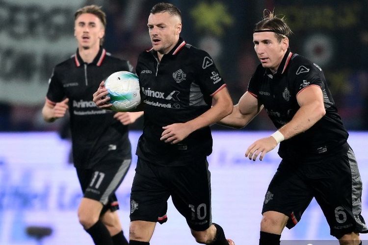 Penyerang Cremonese, Jamie Vardy, merayakan gol bersama rekan satu timnya pada laga Serie A Italia antara Cremonese dan Juventus di Stadion Giovanni Zini di Cremona pada 1 November 2025.