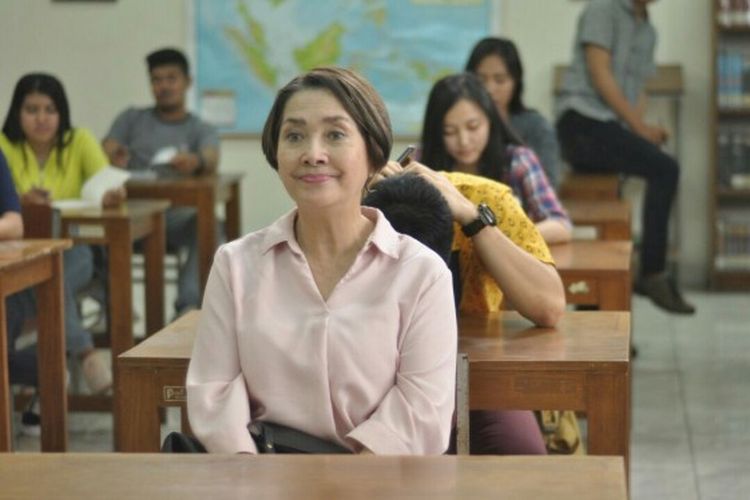 Aktris senior Widyawati berperan sebagai seorang lansia yang menjadi seorang mahasiswi di film Mahasiswi Baru (2019).