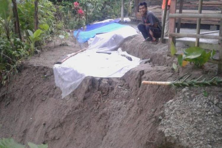 Warga Desa Talun, Kecamatan Ngebel, Kabupaten Ponorogo menunjukkan salah satu lokasi tanah longsor, Selasa (28/2/2017) pagi.