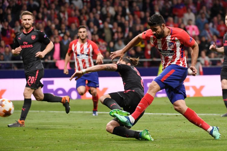 Penyerang Atletico Madrid, Diego Costa, melepas tendangan kaki kiri ke gawang Arsenal pada pertandingan semifinal Liga Europa di Stadion Wanda Metropolitano, 3 Mei 2018.