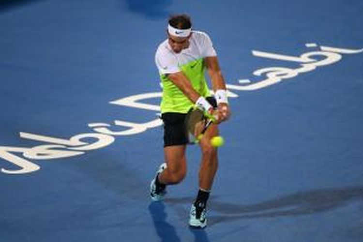 Petenis Spanyol, Rafael Nadal, membuka 2016 dengan meraih gelar ketiga pada Kejuaraan Tenis Dunia Mubadala, Sabtu (2/1/2016). 