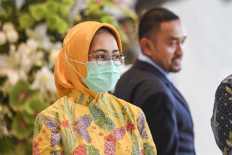 Ketua Bidang Perempuan DPP Partai Golkar Airin Rachmi Diany (kiri) dan Bendahara Umum DPP Nasdem Ahmad Sahroni (kanan) mendampingi ketua umum mereka usai melakukan pertemuan di DPP Partai Nasdem, Jakarta, Kamis (10/3/2022). Kunjungan Ketua Umum Partai Golkar Airlangga Hartarto ke DPP Partai Nasdem itu untuk  bersilaturahmi serta membahas isu-isu terkini.