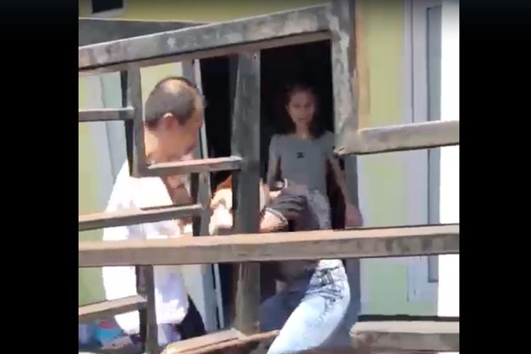 Diduga seorang oknum wartawan di Gorontalo melakukan penganiayaan terhadap salah satu wanita . Videonya viral beredar luas.