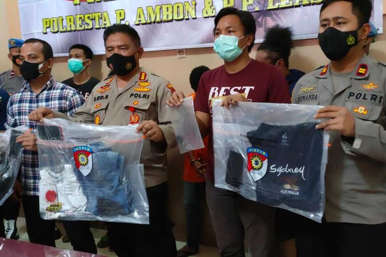 Kapolresta Pulau Ambon, Kombes Pol Leo Surya Nugraha Simatupang memberikan keterangan kepada waratwan terkait kasus pem bunuhan di Jembatan Merah Putih Ambon, Jumat (20/8/2021)